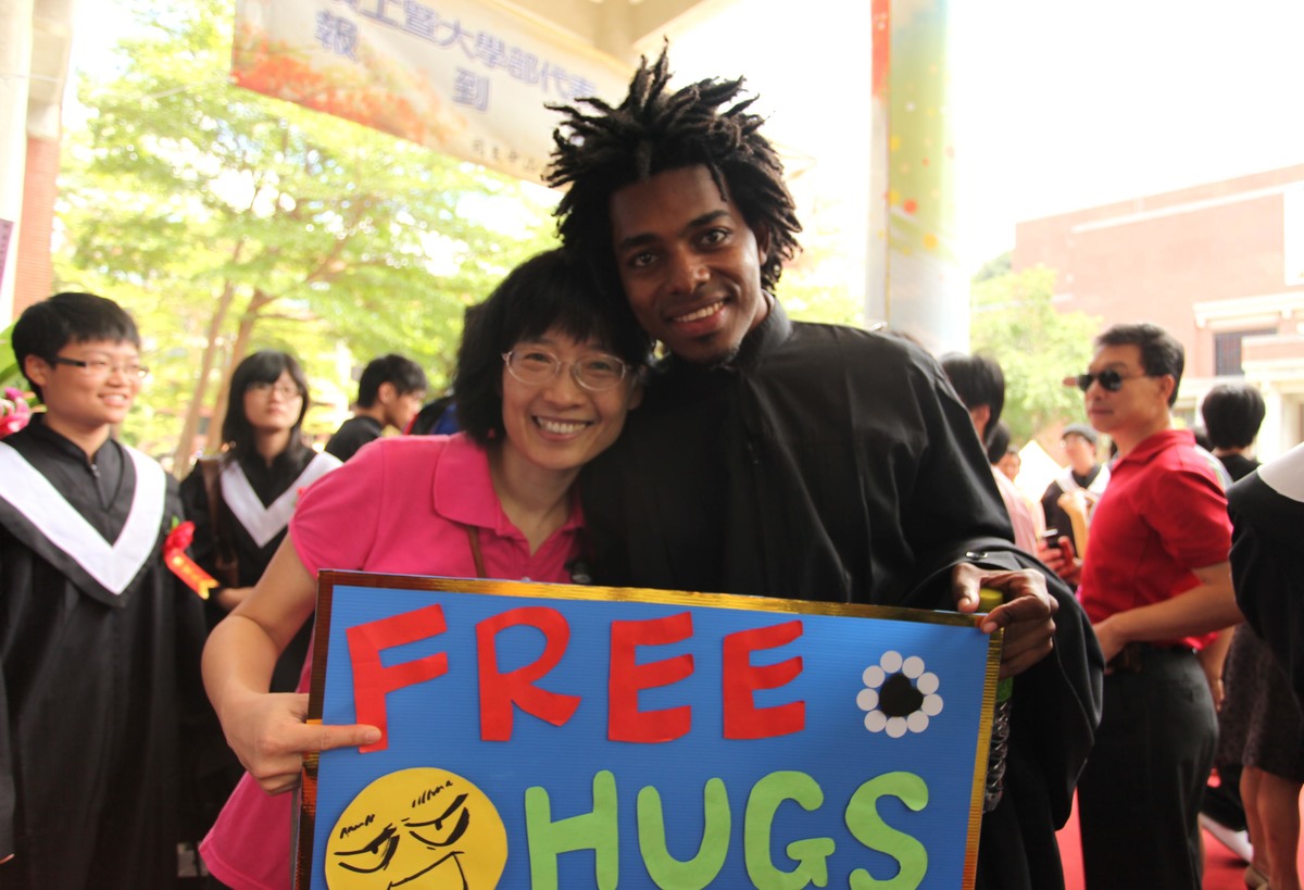 Hug大使抱一下(另開新視窗/jpg檔)圖片