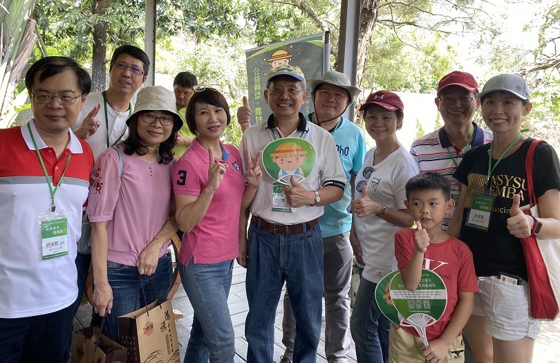 南台灣跨領域科技創新中心吳仁和主任（中）與中山大學EMBA合影(另開新視窗/jpg檔)圖片