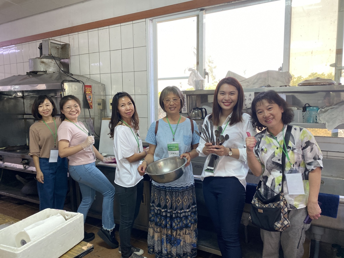 企業─農友兩方連結，左2為發名國際施喬心執行長、左1為火龍果農友張秀娟(另開新視窗/jpg檔)圖片