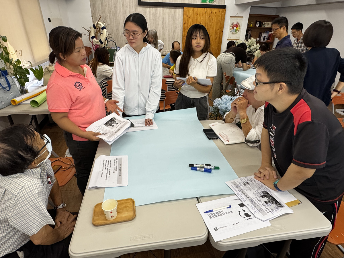 公事所學生與社區夥伴分組討論(另開新視窗/jpg檔)圖片