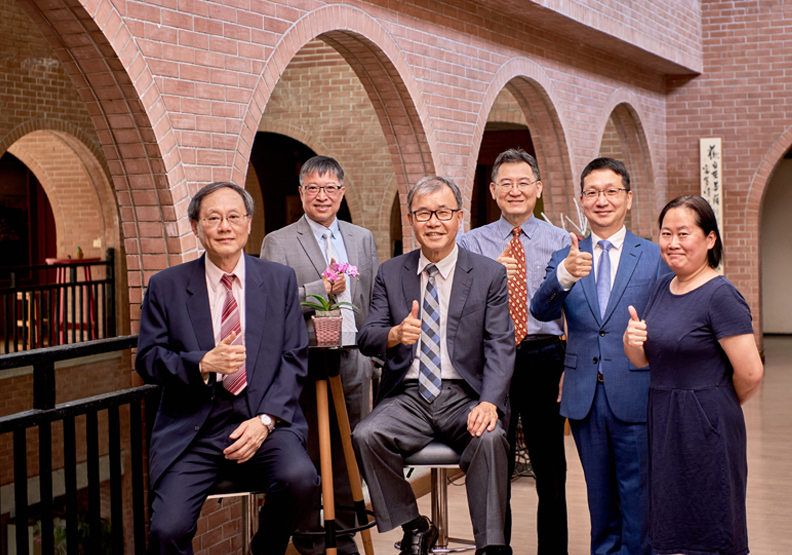 圖 /6G通訊與感測研究中心主持人翁金輅、代謝異常脂肪肝卓越研究中心主持人余明隆、校長鄭英耀、永續智慧電子商務研究中心主持人邱兆民、晶體研究中心主持人周明奇及策略與人力資本研究中心共同主持人陳寶蓮。(另開新視窗/jpg檔)圖片