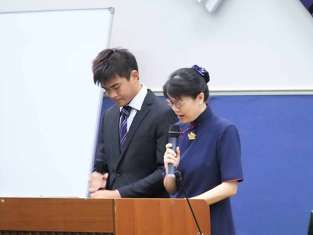 主持人慈濟師姐與企管系同學(另開新視窗/jpg檔)圖片