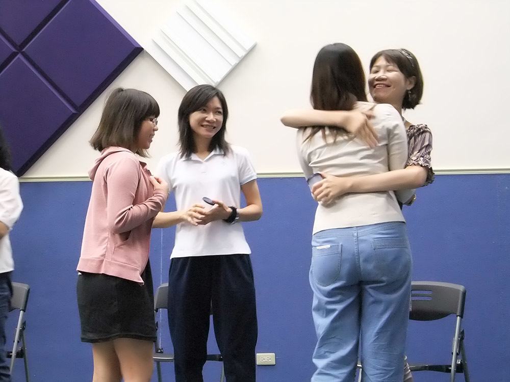 老師給學生一個大擁抱(另開新視窗/jpg檔)圖片