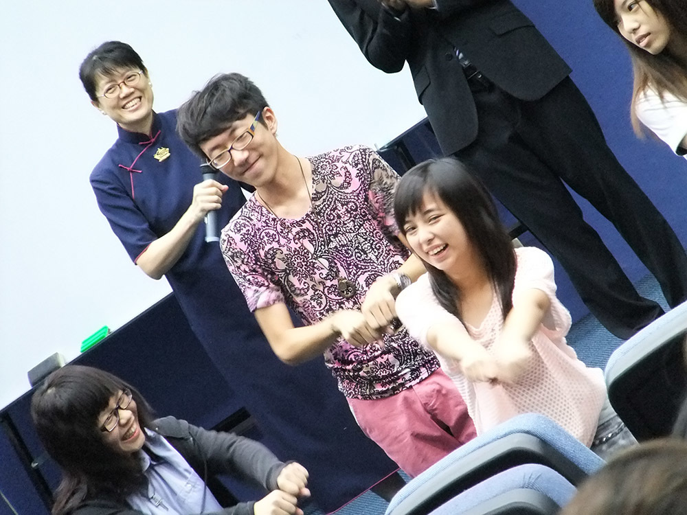 企管系同學表演手語舞「呷菜呷健康」(另開新視窗/jpg檔)圖片