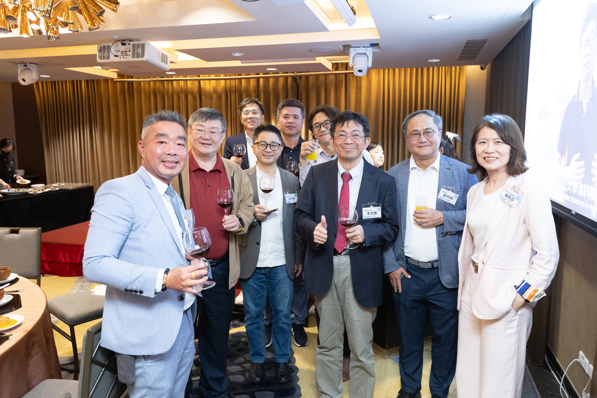 師長與校友合影(另開新視窗/jpg檔)圖片