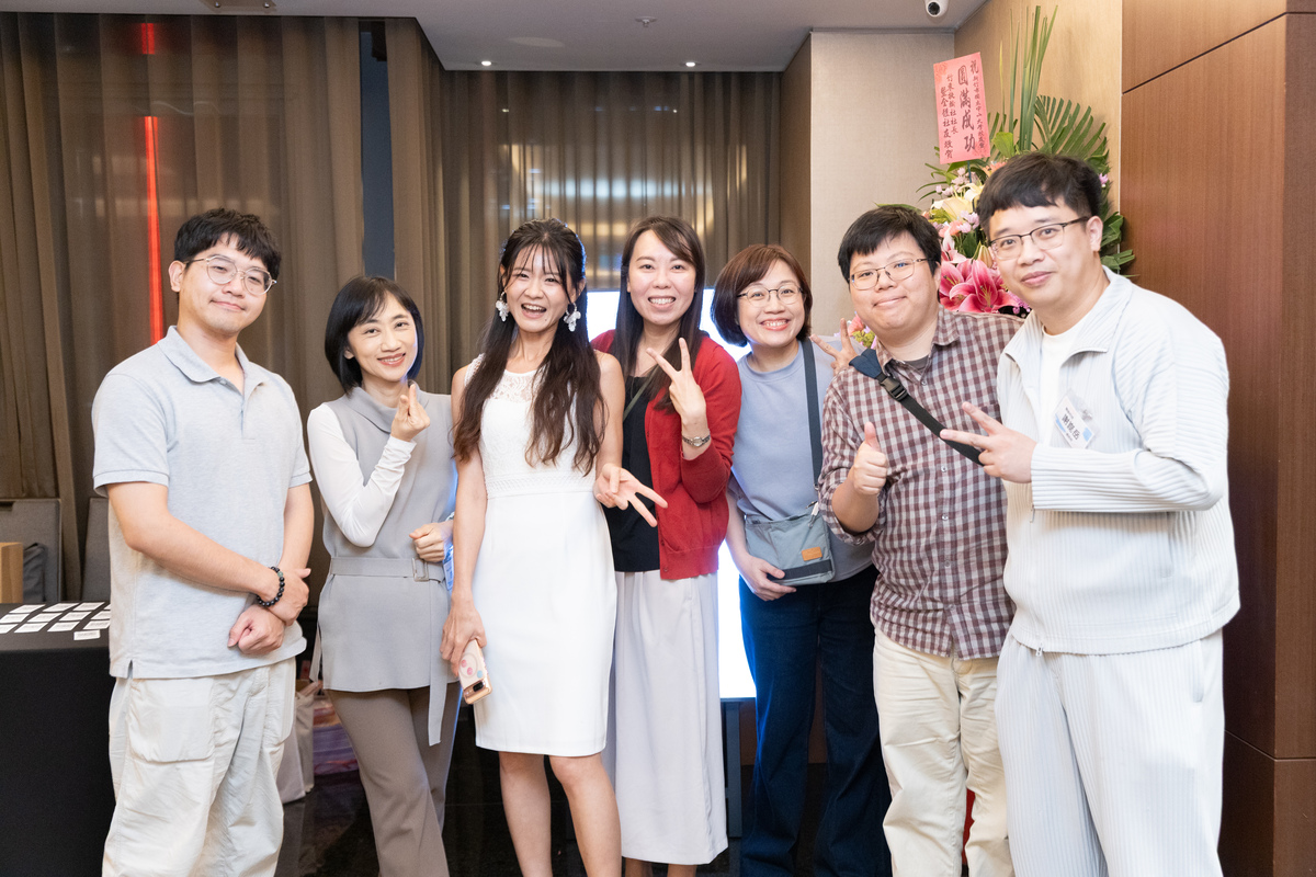 籌備成員合影。校友服務暨社會責任中心及通訊所校友謝坤岳、王昶仁(另開新視窗/jpg檔)圖片