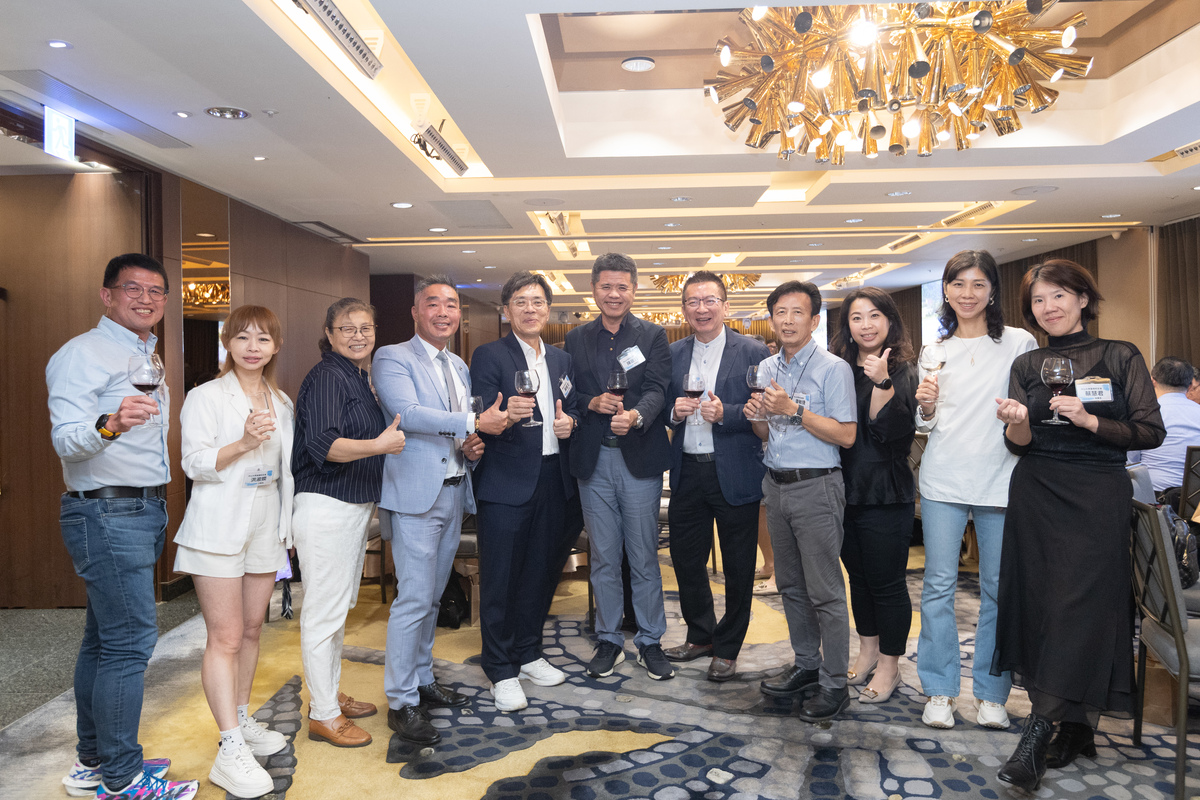 校友總會及高雄、台南、屏東校友會理事長專程北上見證(另開新視窗/jpg檔)圖片