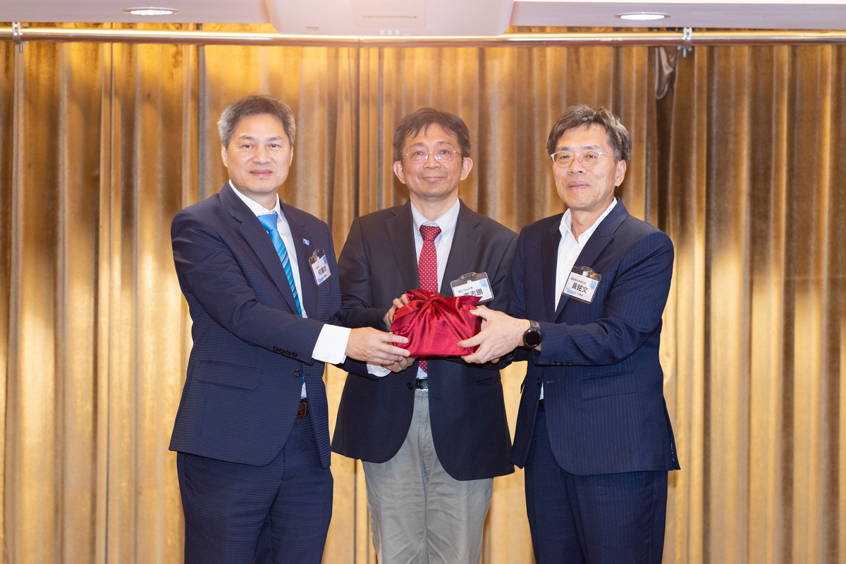 李志鵬校長（中）監交新竹校友會理事長交接印信，由創會理事長何展効（左）交棒予新任理事長黃銘文（右）(另開新視窗/jpg檔)圖片