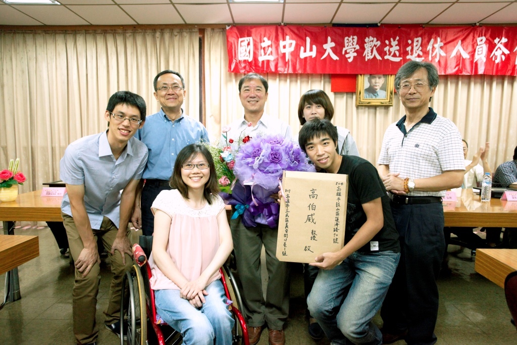材光系高伯威教授(後排中)(另開新視窗/jpg檔)圖片