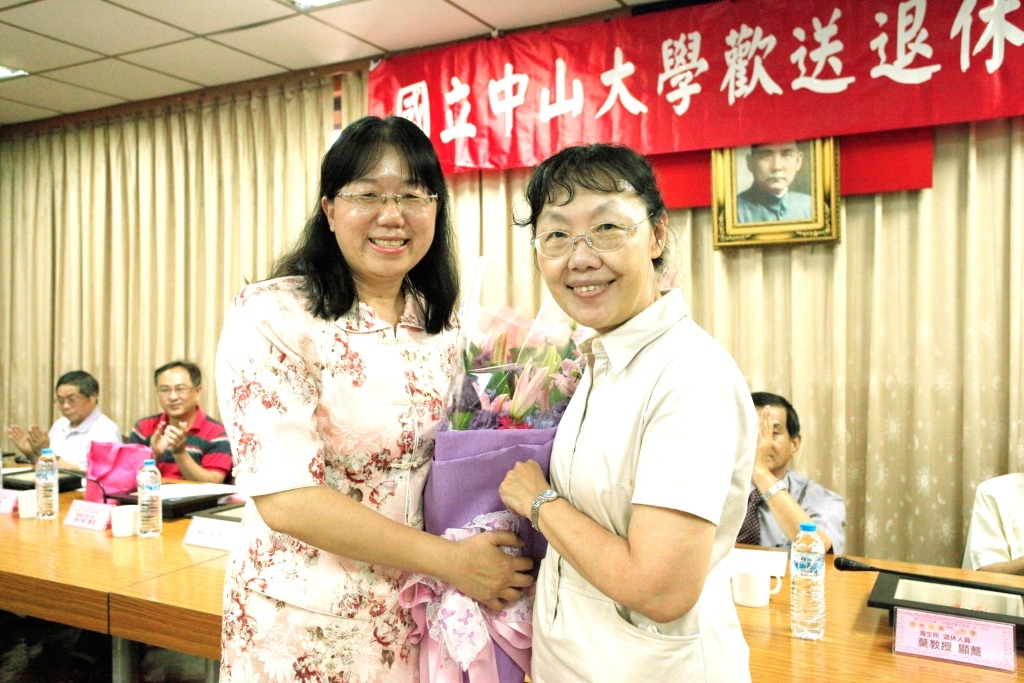 學務處侯靜宜教官(左)(另開新視窗/jpg檔)圖片