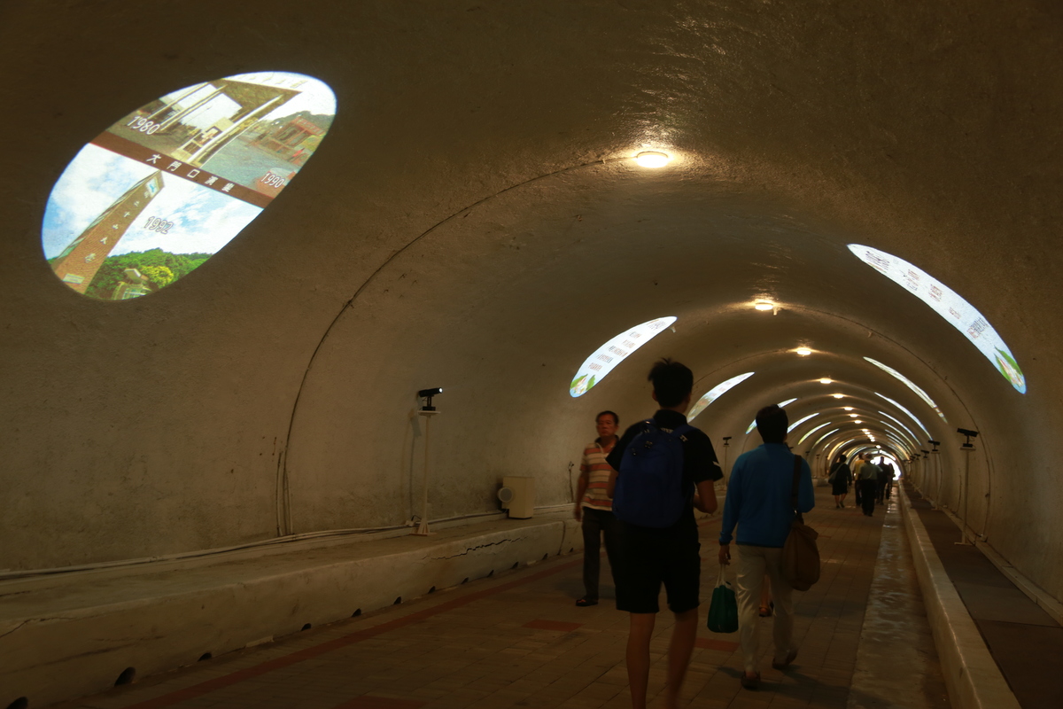 國立中山大學在西子灣隧道推出「中山四十隧·西灣大代誌」活動，以「幻燈秀」帶出「中山的最精采」。(另開新視窗/jpg檔)
