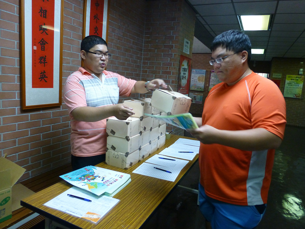 同學陸續進場(另開新視窗/jpg檔)圖片