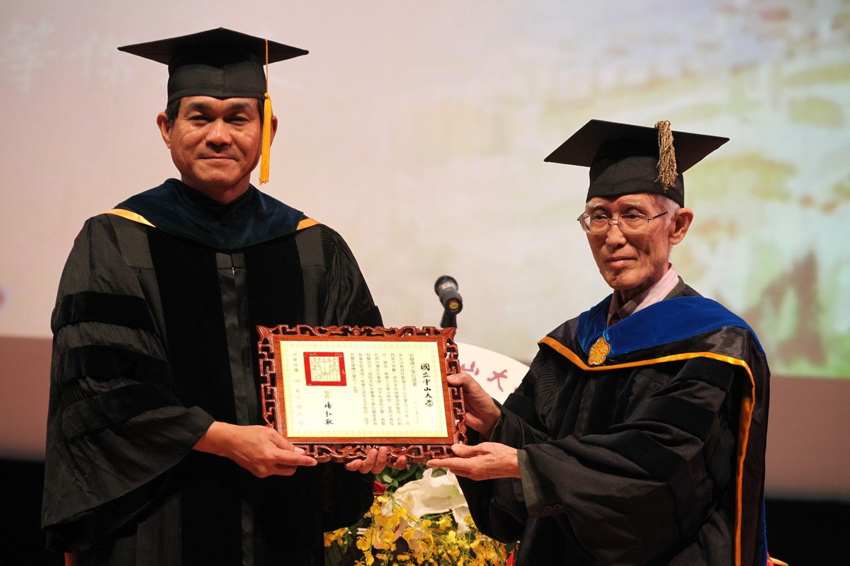 余光中獲中山大學名譽學位（中央社）(另開新視窗/jpg檔)圖片