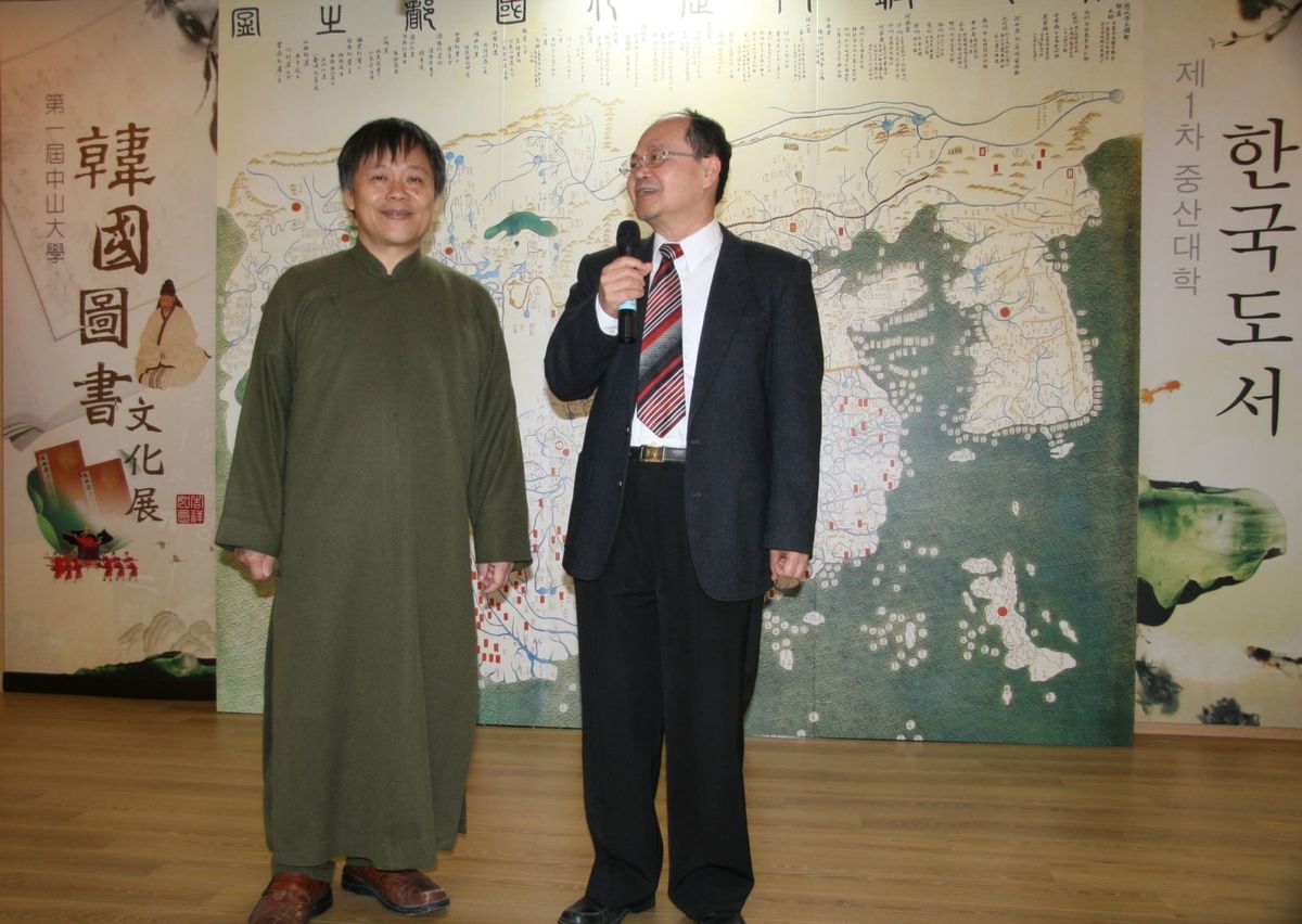 文化展推手，中文系主任簡錦松（左）及圖資處前處長官大智(另開新視窗/jpg檔)圖片