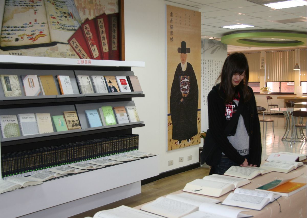 同學一翻開韓國書籍便目不轉睛(另開新視窗/jpg檔)圖片