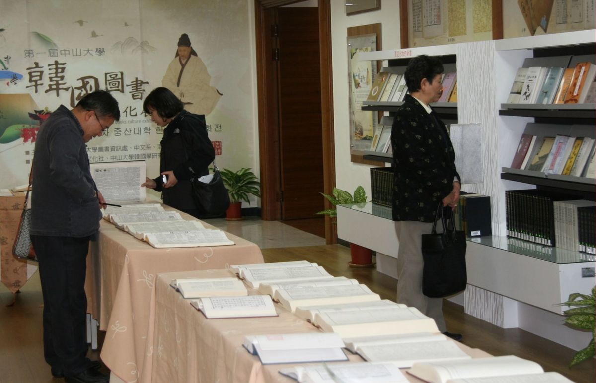 現場民眾專心參觀展覽(另開新視窗/jpg檔)圖片