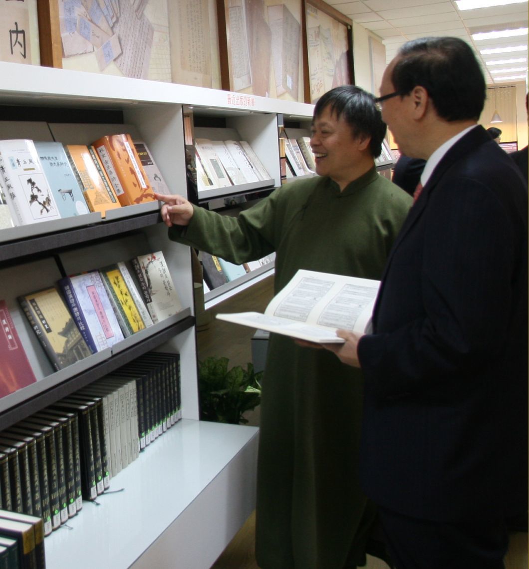 學者彼此互相文化交流(另開新視窗/jpg檔)圖片