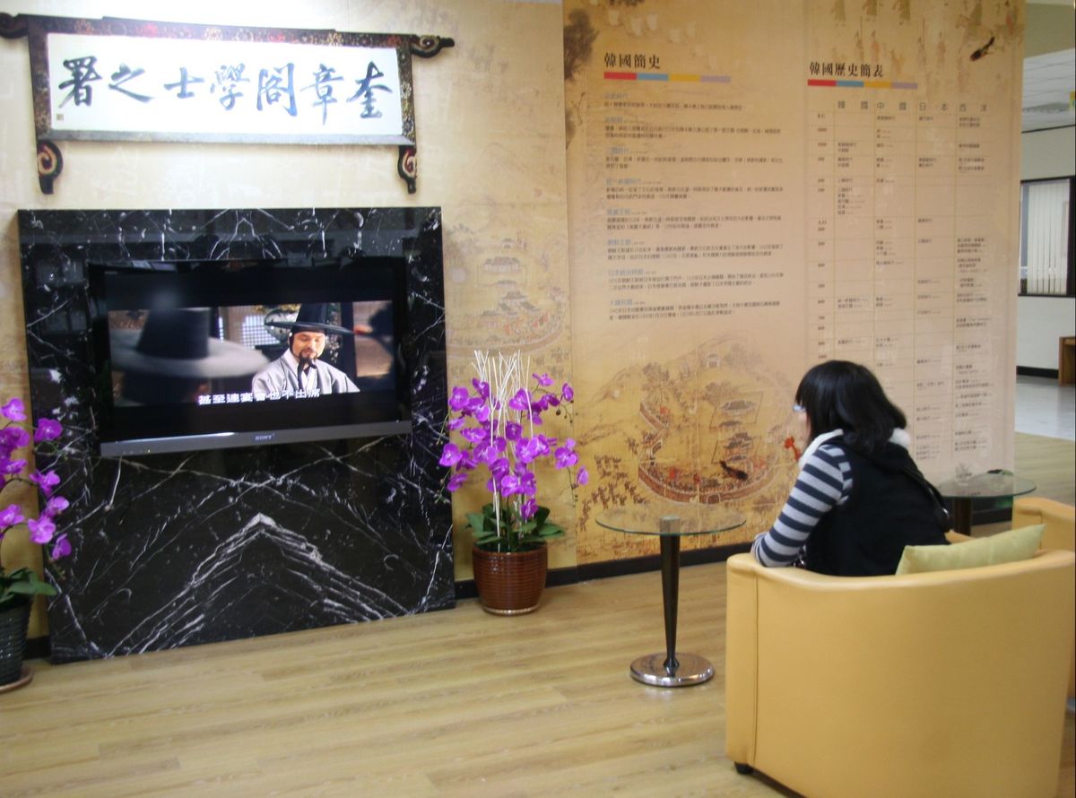 現場還備有韓國戲劇展 吸引同學看的忘我(另開新視窗/jpg檔)圖片