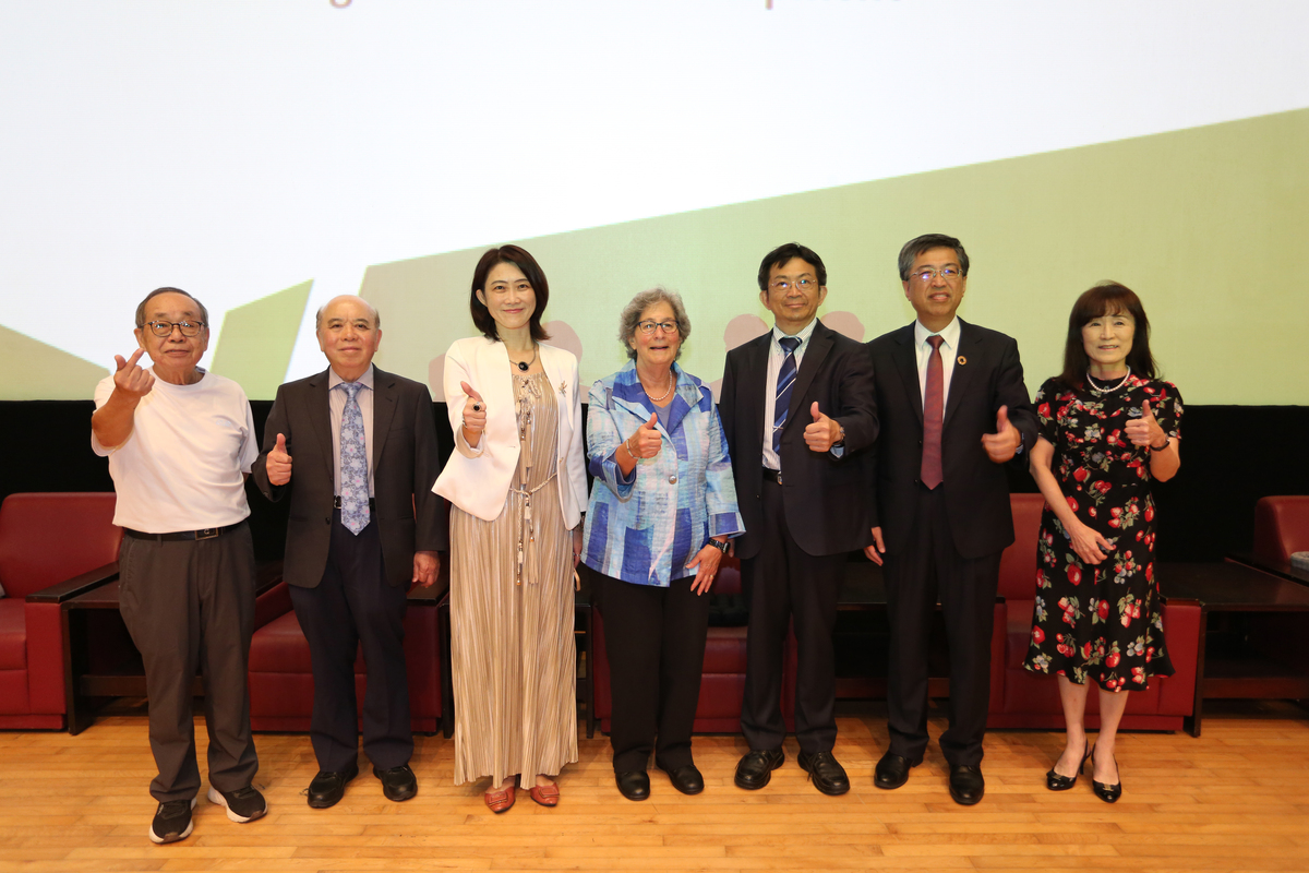 國立中山大學邀請2026唐獎永續發展獎得主、麻省理工學院教授蘇珊・索羅門（Susan Solomon）蒞校演講。左起中研院院士劉國平、王寶貫、中山大學氣膠科學研究中心主任王家蓁、唐獎得主蘇珊・索羅門、中山大學校長李志鵬、唐獎教育基金會執行長陳振川、成功大學名譽教授蘇慧貞。(另開新視窗/jpg檔)圖片