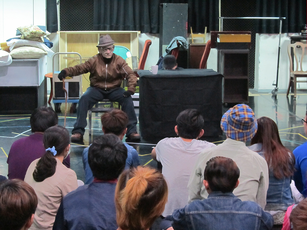 女演員戴上面具詮釋失智老人(另開新視窗/jpg檔)圖片