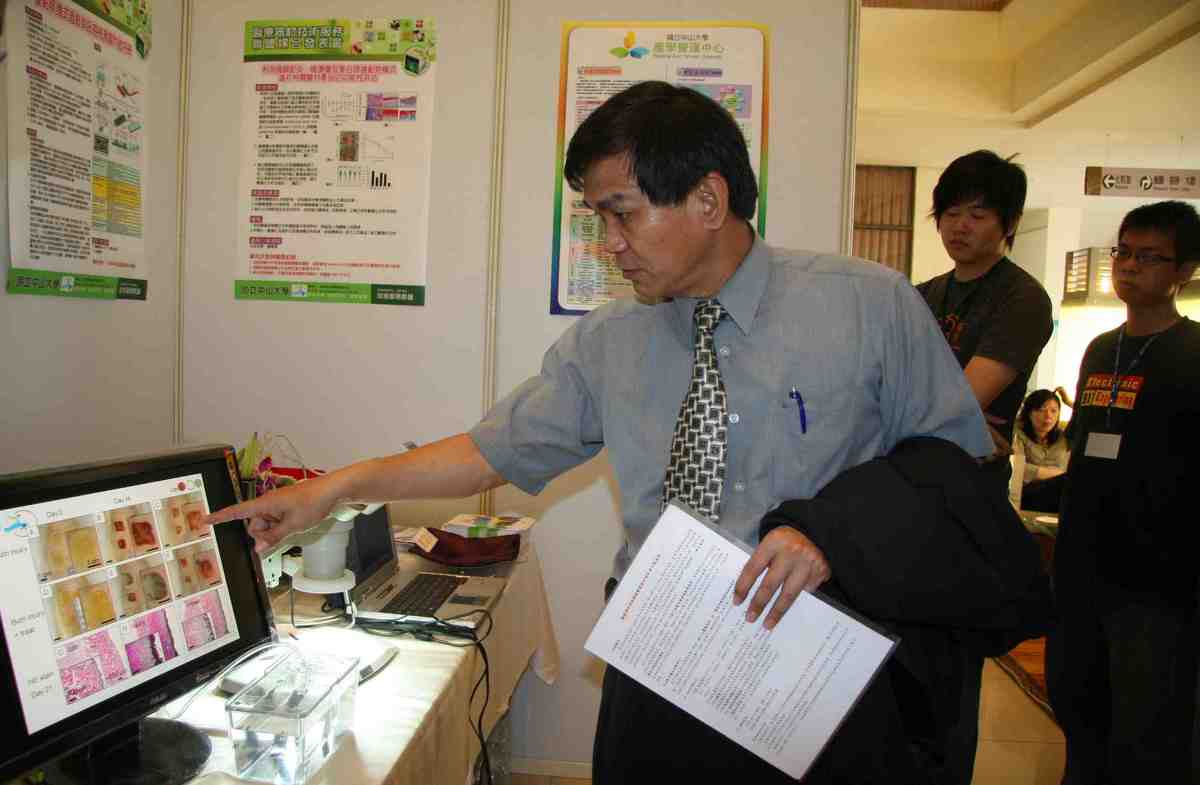 中山大學楊弘敦校長參觀攤位(另開新視窗/jpg檔)圖片