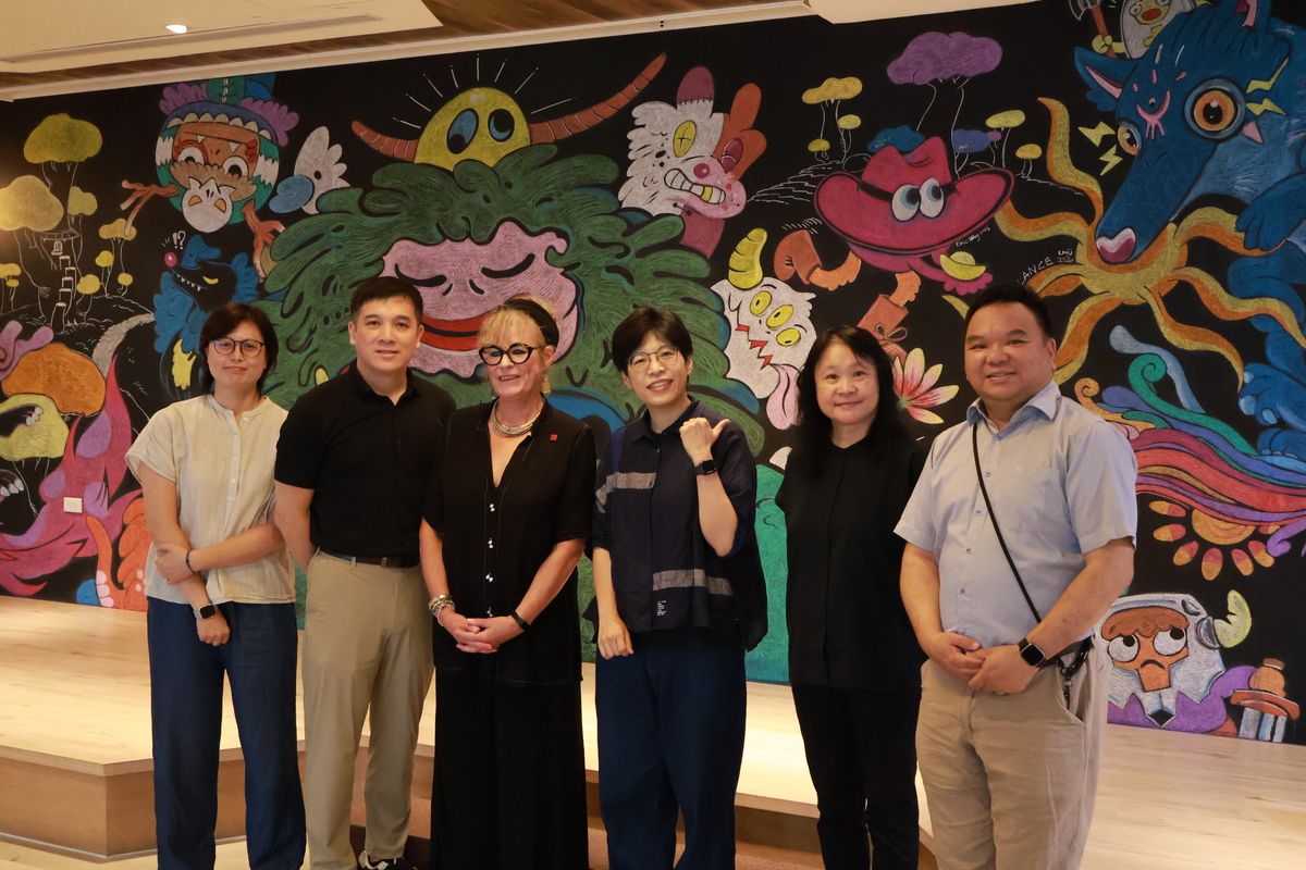 人科系教師團隊與德國美因茲古騰堡大學 Doris Linda 教授（左三）合影。(另開新視窗/jpg檔)圖片