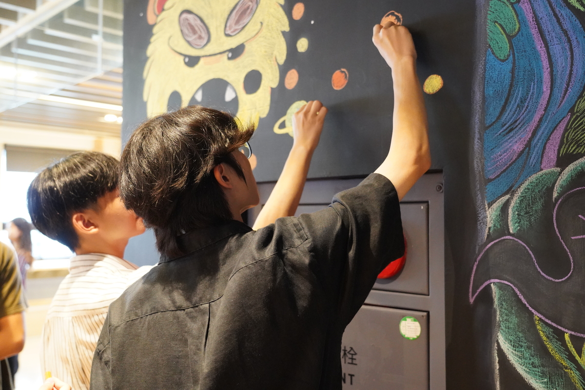 首屆新生親自參與壁畫繪製，與全新壁畫一起展開跨域旅程(另開新視窗/jpg檔)圖片