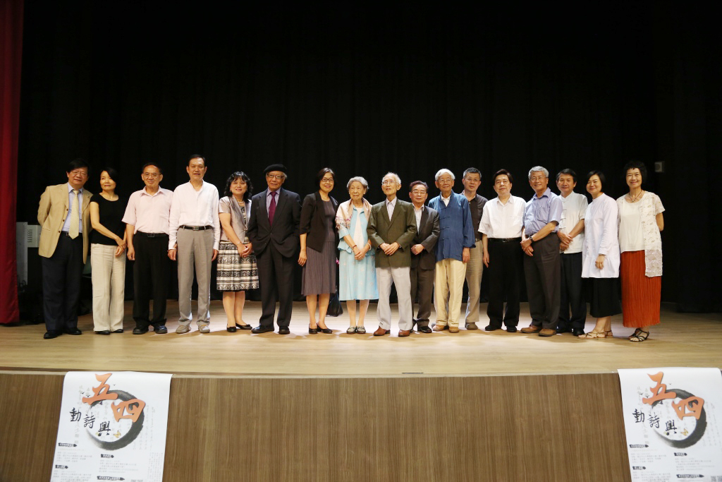 詩壇歷史畫面，左起李瑞騰、陳育虹、雨弦、方明、洪淑苓、鄭愁予、中山大學校長夫人許清玫、余光中夫人(范我存)、余光中、綠蒂、向明、陳黎、隱地、蕭蕭、白靈、顏艾琳、翁文嫻。(另開新視窗/jpg檔)圖片