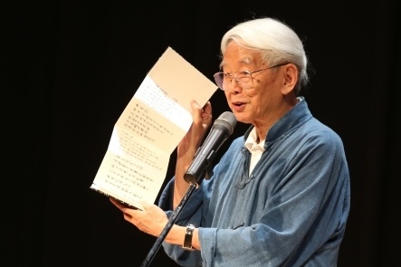 母親節前夕，向明特地穿上母親手作上衣，笑稱手寫詩作應該很值錢(另開新視窗/jpg檔)圖片