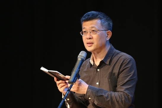 陳黎特地拿出《打狗明信詩片》朗誦兩首關於高雄的作品(另開新視窗/jpg檔)圖片