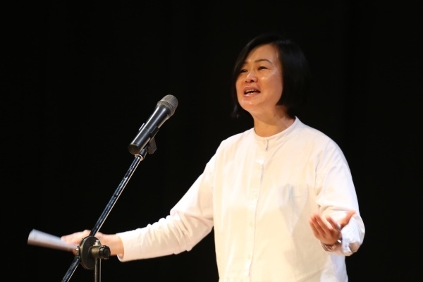 顏艾琳朗誦手勢帶動情緒高漲(另開新視窗/jpg檔)圖片
