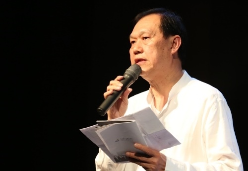 精通多國語言的方明以粵語詮釋〈黃河〉，另朗誦法語版〈鄉愁〉(另開新視窗/jpg檔)圖片