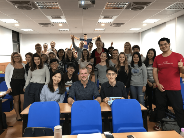 RE-THINK創辦人Daniel Gruber（前排中）與黃之揚（前排右）與ACT全球商管學程同學合影(另開新視窗/png檔)圖片