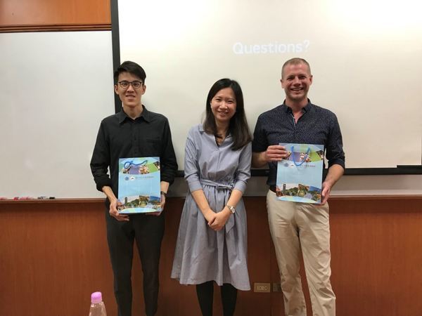 授課教師李佳蓉助理教授（中）邀請實際運作的非營利組織，讓同學更理解創業過程(另開新視窗/jpg檔)圖片