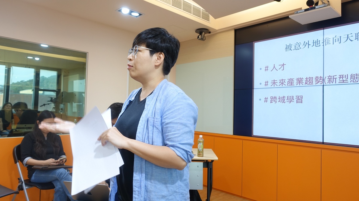 人科學程副教授謝如梅引導現場的學子，思考自己對跨域人才及產業趨勢的想法。(另開新視窗/jpg檔)圖片