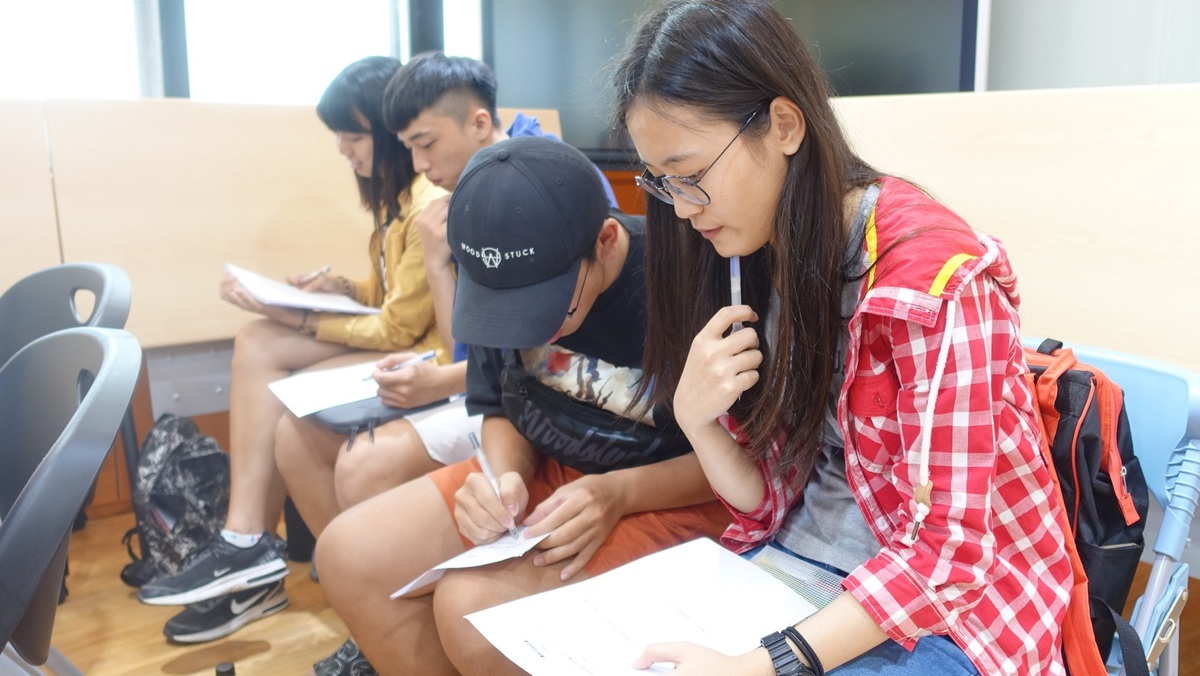 不同系所的學子分成小組互相交流想法。(另開新視窗/jpg檔)圖片