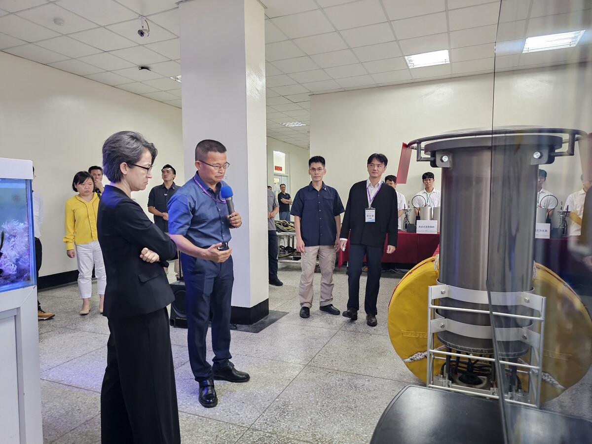 中山大學王朝欽教授介紹無人載具AI應用技術平台,涵蓋聲納、導航、AI辨識、影音通訊、水下充電、水上水下載具協同控制等前瞻技術,成功研製出多款具實戰與應用價值的自主/遙控式無人載具及感測系統。(另開新視窗/jpg檔)圖片