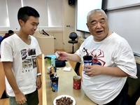 尹章中處長與同學親切互動(另開新視窗/jpg檔)圖片
