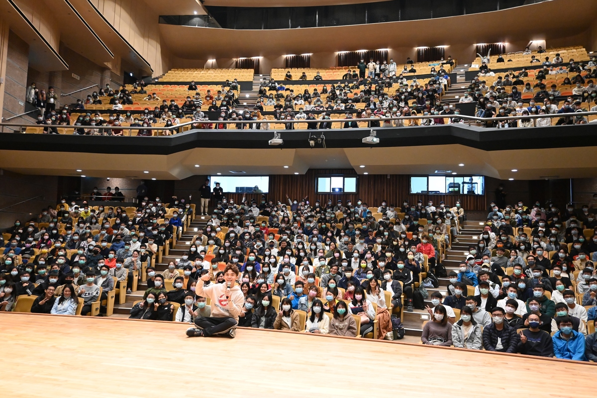 「豪平大解密」講座大合照。圖／中山大學學生會。(另開新視窗/jpg檔)圖片