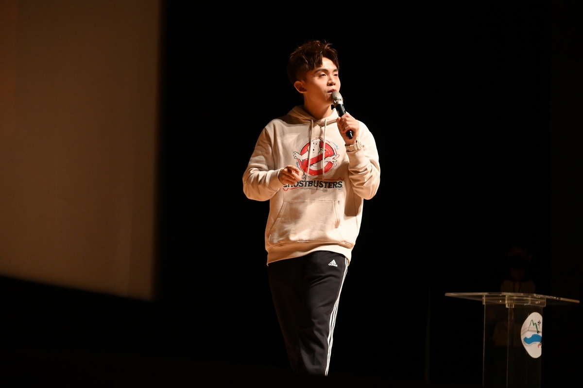 黃豪平現場脫口秀，融合時事與自身趣事，全場哈哈大笑。圖／中山大學學生會。(另開新視窗/jpg檔)圖片