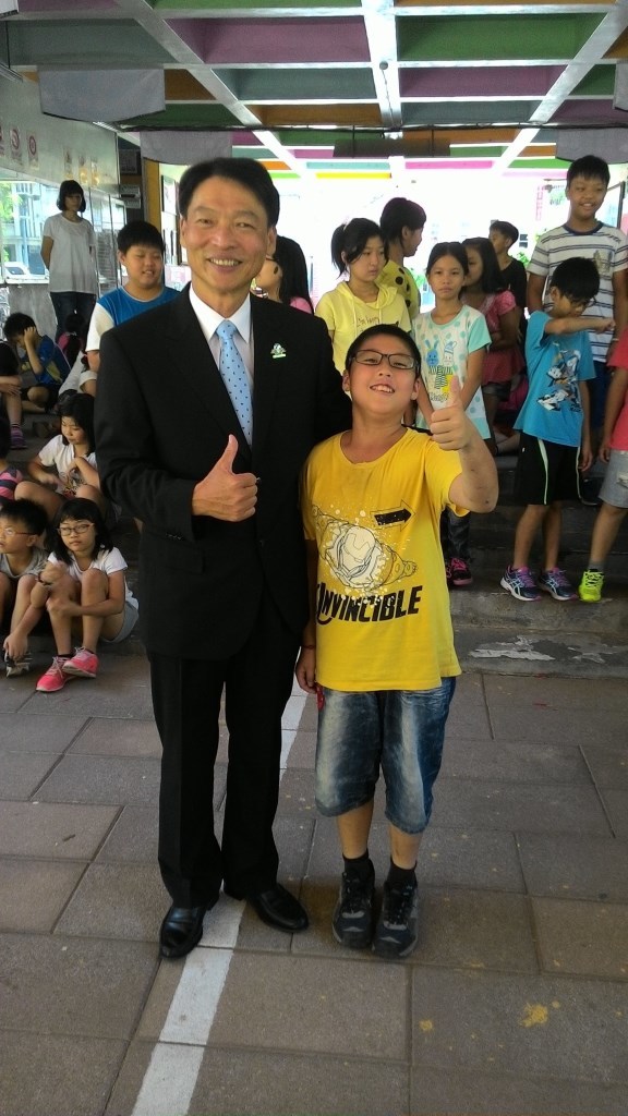 受贈孩童大方與理事長合影(另開新視窗/jpg檔)圖片