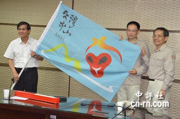 授旗儀式，旗幟圖案有孫悟空象徵守護代表隊成功完成賽事，左起楊弘敦、張慶樟、吳仁和。（記者　黃柏凱攝）(另開新視窗/jpg檔)圖片