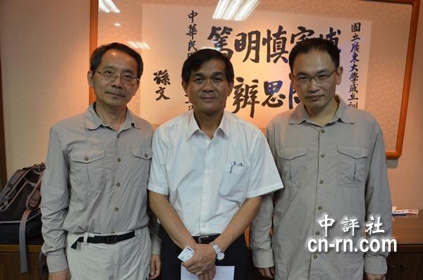 左起台灣中山大學管理學院長吳仁和、校長楊弘敦、EMBA戈壁挑戰賽領隊張慶樟。（記者　黃柏凱攝）(另開新視窗/jpg檔)圖片