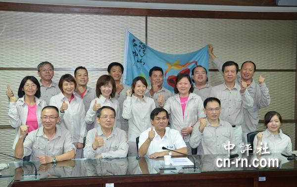 台灣中山EMBA戈壁挑戰賽代表隊成員與親友團合影。（記者　黃柏凱攝）(另開新視窗/jpg檔)圖片