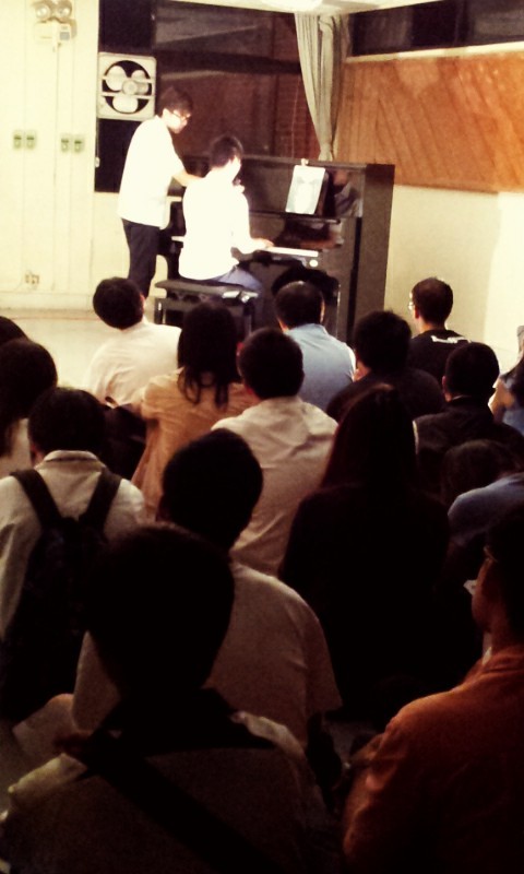 制服一夜琴，創作歌唱樣樣行(另開新視窗/jpg檔)圖片