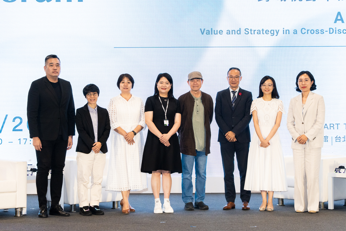 「台北藝術產經論壇」與會專家學者合影，左起張正霖主任、藍玉琦總編輯、張凱迪博士、陳菁瑩理事長、熊鵬翥執行長、林威城副館長、王萱雅律師、柯人鳳執行長(另開新視窗/jpg檔)圖片
