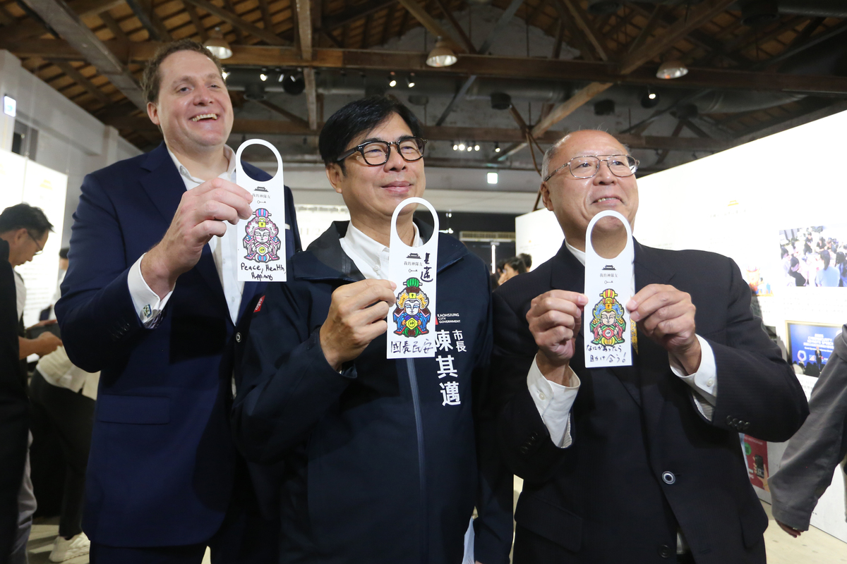 高雄市長陳其邁（中）在手作區製作象徵守護的「防災掛牌」。(另開新視窗/jpg檔)圖片