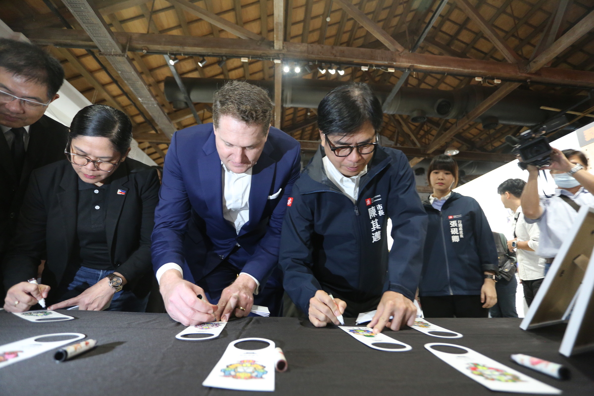 高雄市長陳其邁（中）在手作區製作象徵守護的「防災掛牌」。(另開新視窗/jpg檔)圖片