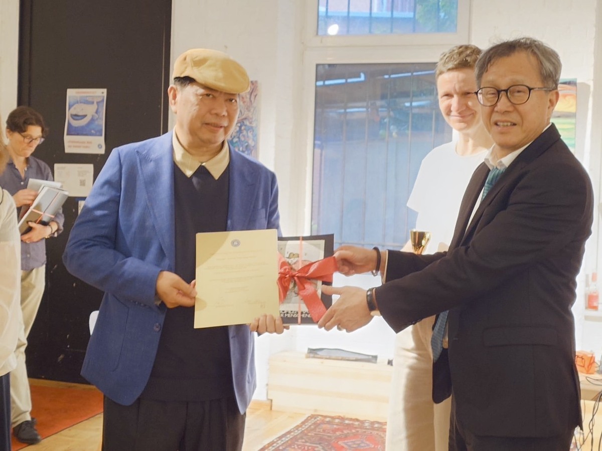 時任駐德代表謝志偉（右）親臨現場(另開新視窗/jpg檔)圖片