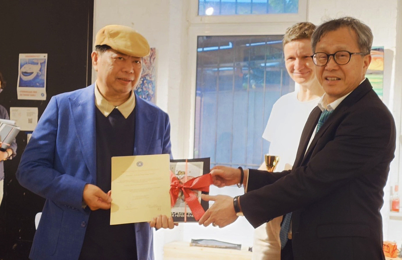 柏林藝壇展覽典藏　西灣學院王以亮獲頒藝術傑出貢獻獎